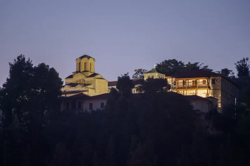 Η μονή της Παναγίας Ολυμπιώτισσας πάνω από την κεντρική πλατεία της Ελασσόνας