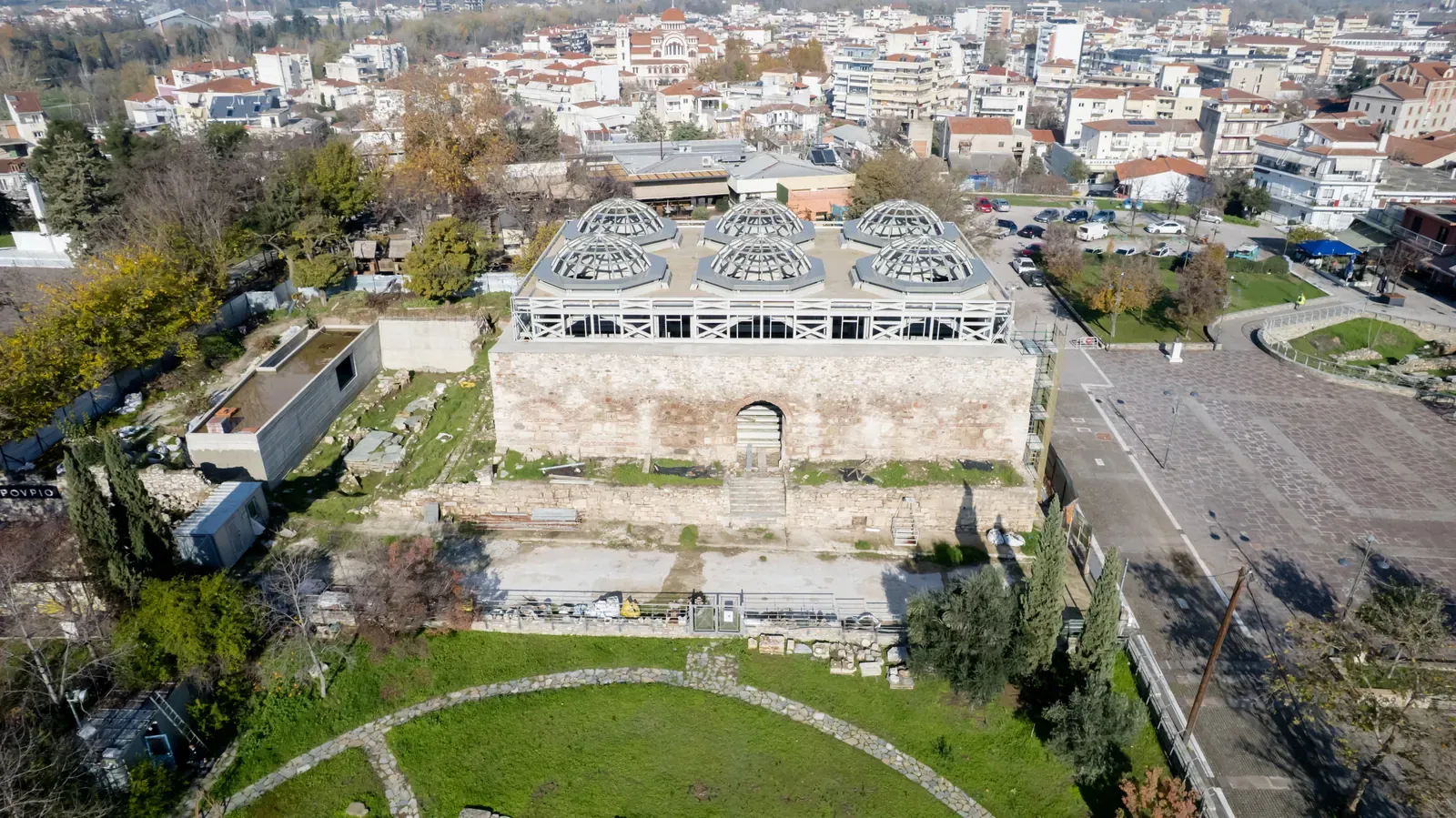 Ιστορικό κτίριο δίπλα στον αρχαιολογικό χώρο.