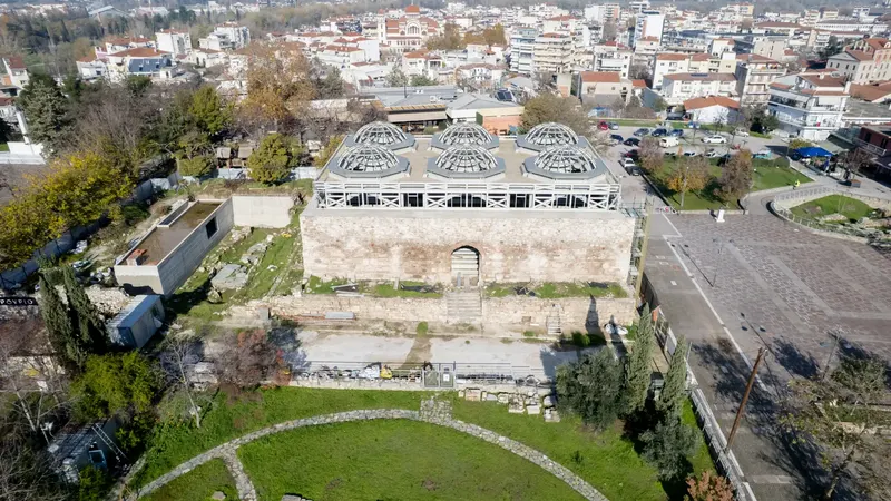 Ιστορικό κτίριο δίπλα στον αρχαιολογικό χώρο.