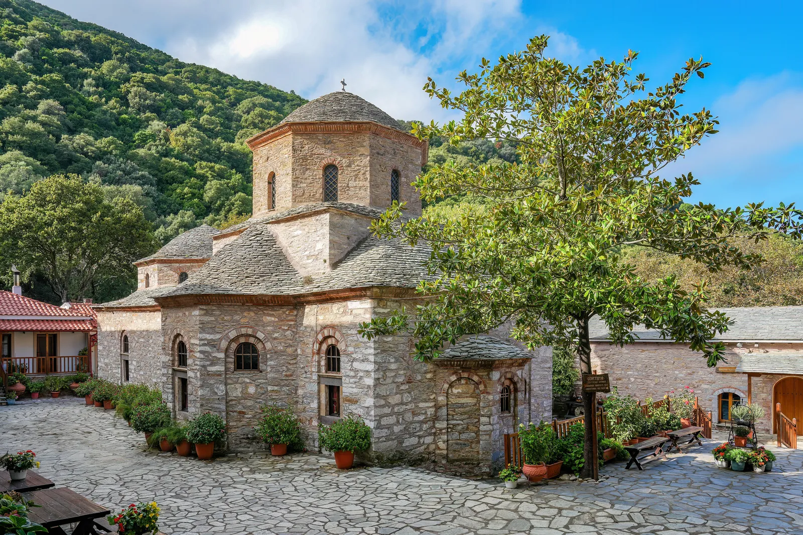 Το καθολικό της Μονής Ευαγγελιστρίας στη Σκιάθο