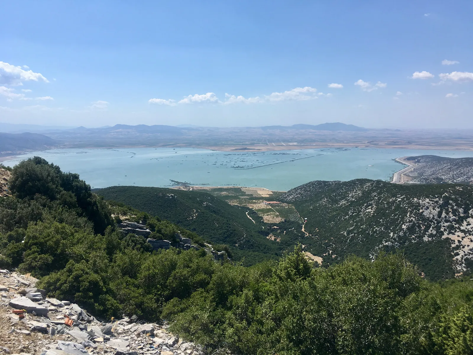 Η αποκατεστημένη λίμνη Κάρλα όπως φαίνεται από τους λόφους του Πηλίου