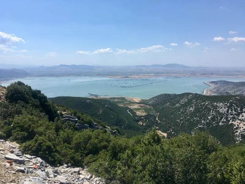 Η αποκατεστημένη λίμνη Κάρλα όπως φαίνεται από τους λόφους του Πηλίου