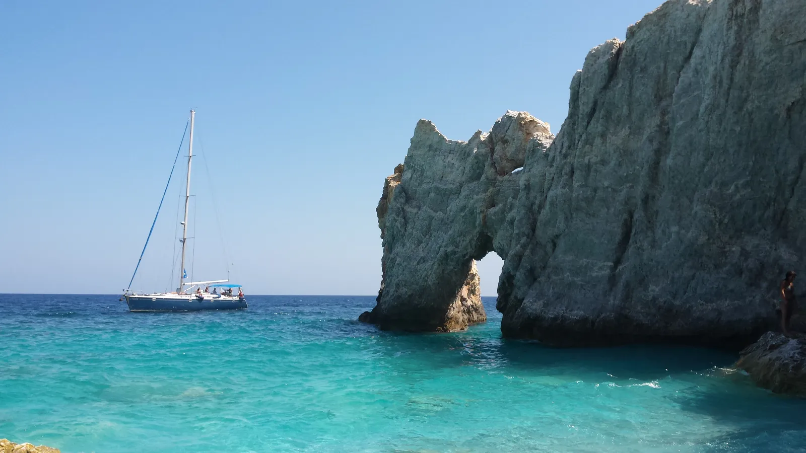 Η παραλία Λαλάρια με τα λευκά βότσαλα και τα βράχια
