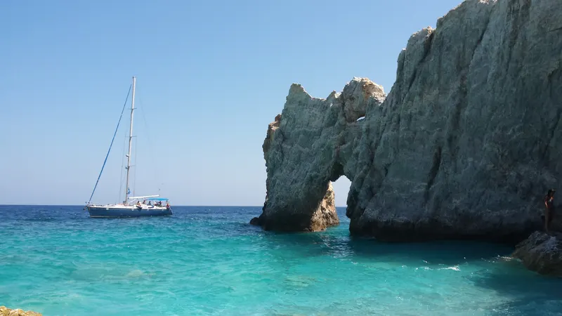 Η παραλία Λαλάρια με τα λευκά βότσαλα και τα βράχια