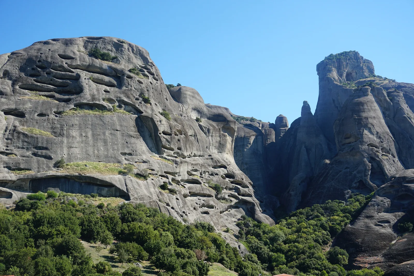How to get to Meteora from Athens and Thessaloniki (and why not by train)