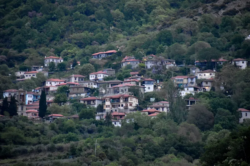 Γενική άποψη των Αμπελακίων στην πλαγιά του Κισσάβου