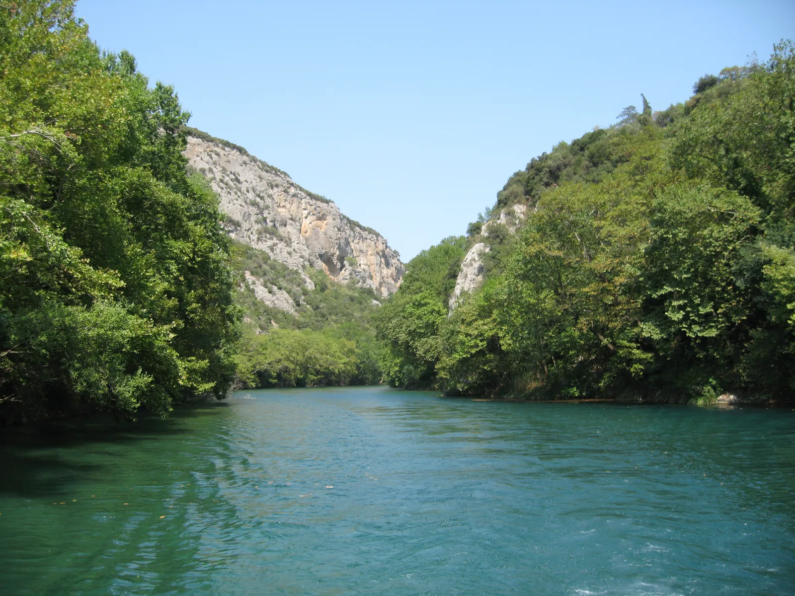 Ο Πηνειός ανάμεσα στα βράχια της κοιλάδας των Τεμπών