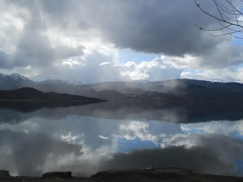 Αντανακλάσεις στη λίμνη Πλαστήρα