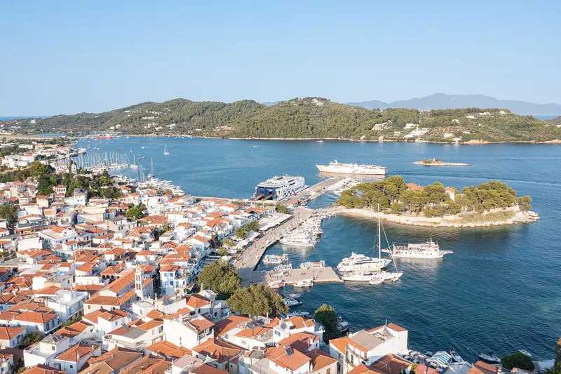 Η πόλη και το λιμάνι της Σκιάθου από ψηλά