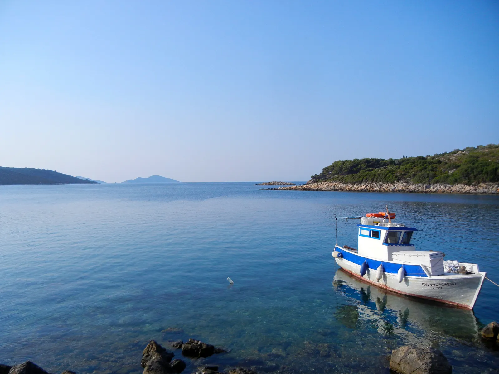 Το λιμανάκι της Στενής Βάλας με τα ψαροκάικα